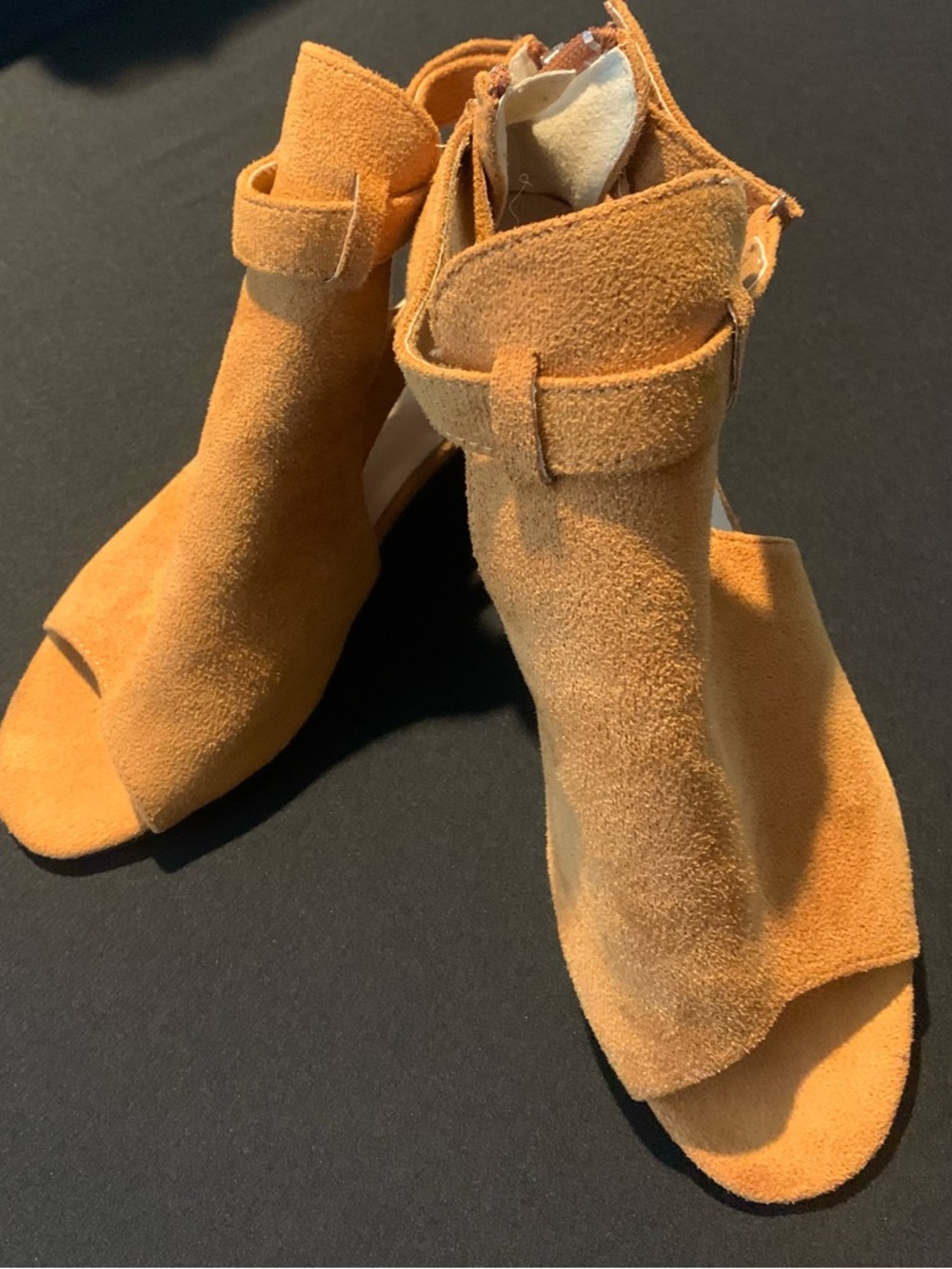 Women's Open-Toe Suede Block Heel Sandals - Mustard